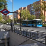 Calle con parada de metro